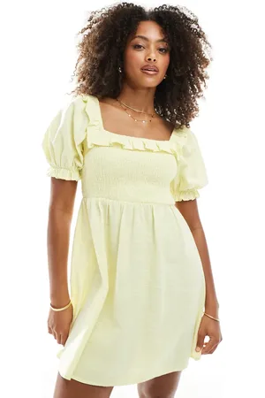 New Look Vestido corto amarillo fruncido con volante de