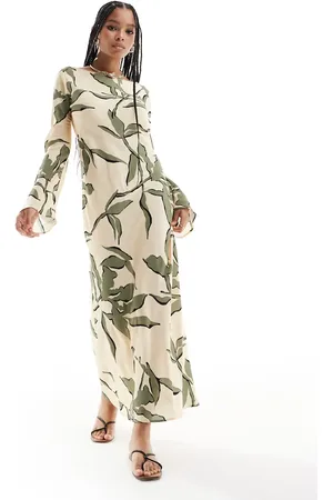ASOS Vestido midi color crema con cuello barco, detalle de pico en la espalda y estampado floral verde extragrande de viscosa de -Multicolor