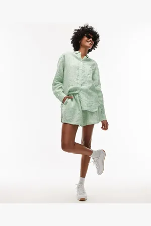 Lacoste Pantalones cortos a rayas verdes y blancas estilo bermudas de (parte de un conjunto)