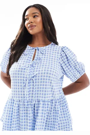 New Look Top azul a cuadros vichy con sobrefalda y lazada delantera de New Look Curve
