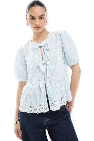 New Look Top azul a cuadros vichy con lazada delantera de