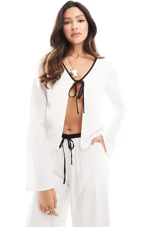 Kaiia Camisa playera blanca con lazada delantera y ribete en contraste de lino exclusivo de