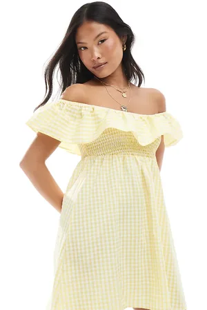 VERO MODA Vestido corto a cuadros vichy amarillos con cuerpo fruncido y detalle de volantes de