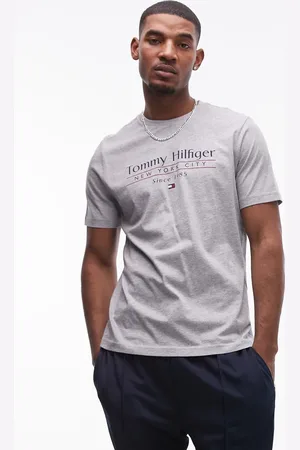 Tommy Hilfiger Camiseta gris con logo lineal apilado en el centro de