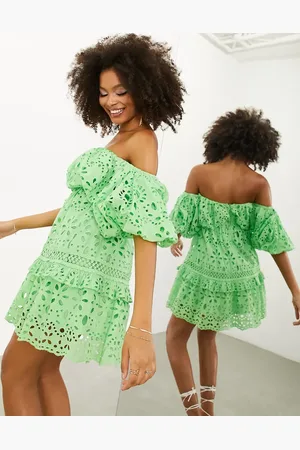 ASOS Vestido corto verde luminoso escalonado con diseño de bordado inglés, mangas tipo blusón y escote Bardot de