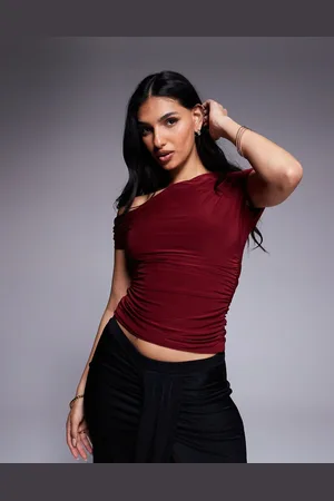 Kaiia Top ceñido y drapeado con hombro descubierto de -Rojo