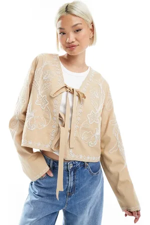 ASOS Chaqueta corta color con bordados y lazo delantero de -Sin color