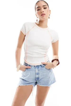Monki Camiseta blanca de corte slim con diseño encogido y ribetes naranjas en contraste de
