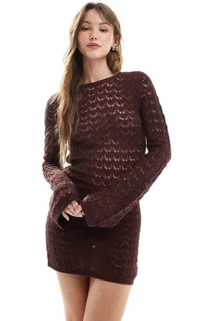 Miss Selfridge Vestido corto marrón de manga larga con espalda escotada de croché de