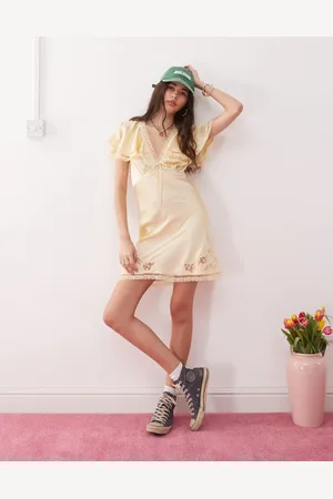 Reclaimed Vestido de tarde corto amarillo pastel con mangas estilo capa y ribetes de encaje calado de -Blanco