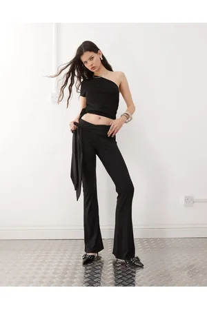 Lioness Pantalones de campana negros ceñidos de talle bajo con lazada lateral colgante y diseño de doble capa de (parte de un conjunto)