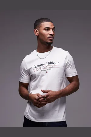 Tommy Hilfiger Camiseta blanca con logo lineal apilado en la parte central del pecho de