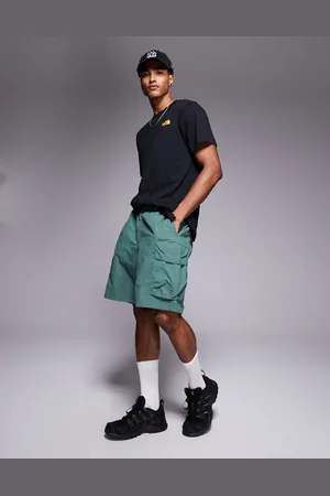 The North Face Pantalones cortos verdes cargo con logo en el bolsillo de