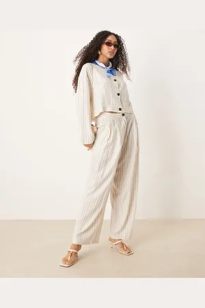 AWARE Pantalones blancos de pernera ancha con raya diplomática de tejido efecto lino de (parte de un conjunto)
