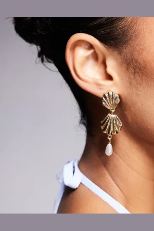 Kaiia Pendientes largos dorados con diseño de concha y perla exclusivos de