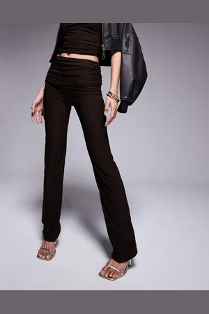 Kaiia Pantalones de campana chocolate ceñidos con cinturilla plegada exclusivos de (parte de un conjunto)