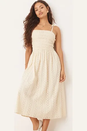 Miss Selfridge Vestido largo amarillo pastel de tirantes con diseño bordado de
