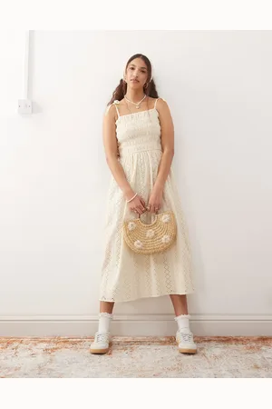 Miss Selfridge Vestido largo amarillo pastel de tirantes con diseño bordado de