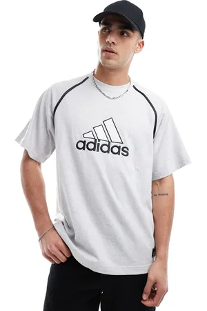 adidas Camiseta gris con estampado gráfico de insignia en contraste de