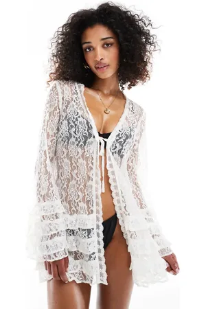 Miss Selfridge Prenda playera blanca con lazada delantera y volantes de encaje de