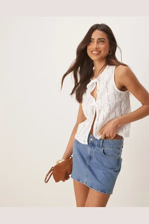 ASOS Chaleco blanco de corte cuadrado con lazada delantera y cuello redondo de croché de