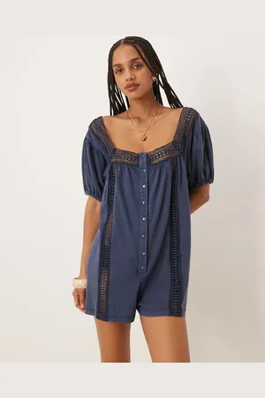 ASOS Mono vaquero corto azul lavado abotonado con mangas abullonadas, diseño bordado y cuello cuadrado de