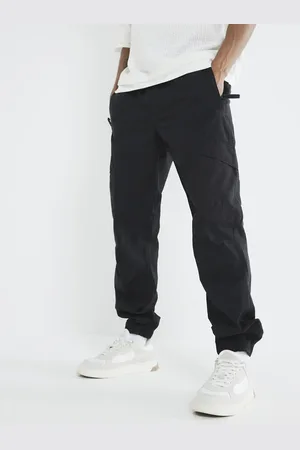 River Island Pantalones cargo negros con bajos ajustados de