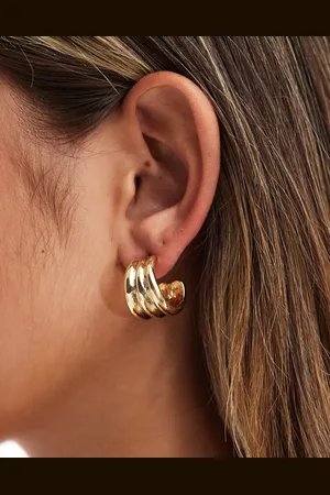DesignB London Pendientes de aro dorados gruesos con diseño de tres hileras de
