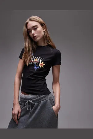 Tommy Hilfiger Camiseta negra con diseño encogido y estampado gráfico de