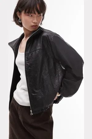 MANGO Chaqueta bomber negra de cuero liso de la colección cápsula de