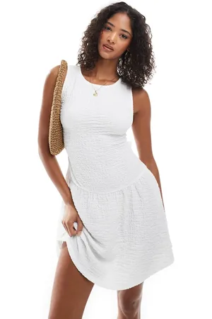 Miss Selfridge Vestido color con vuelo, lazada trasera y ribete de encaje de punto texturizado de -Sin color