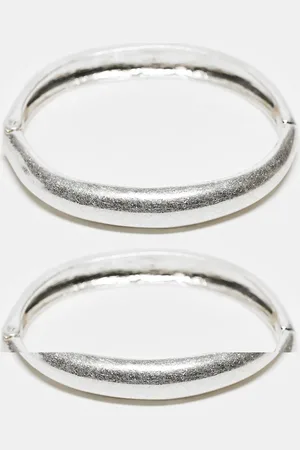 Reclaimed Pack de 2 pulseras plateadas rígidas unisex con cierre de bisagra de