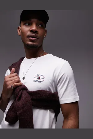 Tommy Hilfiger Camiseta blanca con logo apilado en el pecho de