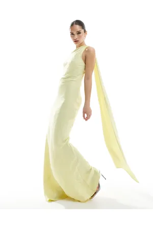 Maids to Measure Vestido de dama de honor largo amarillo con diseño asimétrico y fular de