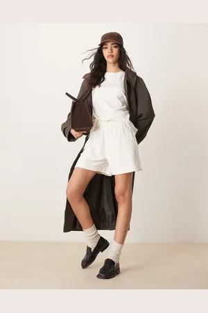 ASOS Pantalones cortos color de corte alargado de tejido grueso de canalé ancho de (parte de un conjunto)-Blanco
