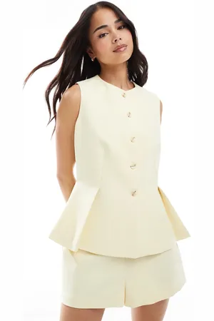 ASOS Chaleco de sastre amarillo pastel con sobrefalda de
