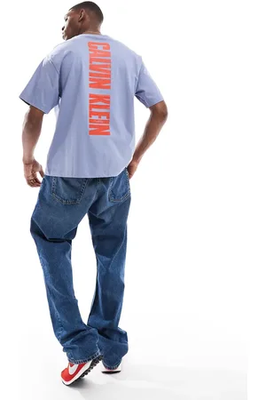 Calvin Klein Camiseta azul lavado y roja con estampado vertical en la espalda de