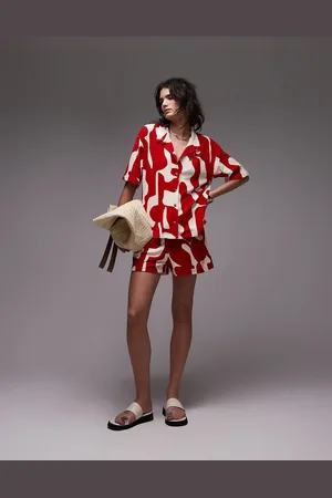Topshop Pantalones cortos rojos con estampado abstracto de tejido rizado de (parte de un conjunto)