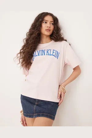 Calvin Klein Camiseta rosa pastel con diseño universitario de