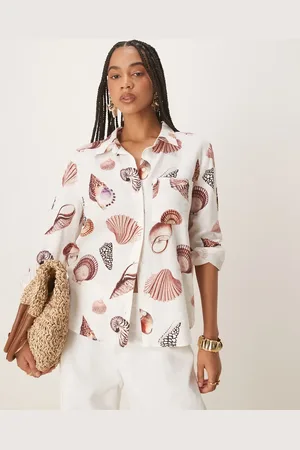 Forever New Camisa beis con estampado de conchas de -Blanco