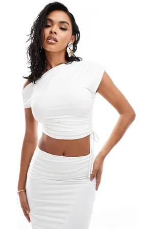 Kaiia Top ceñido con hombro descubierto, detalle fruncido, diseño de doble capa y cordón ajustable exclusivo de (parte de un conjunto)
