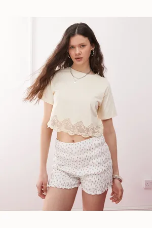 Miss Selfridge Camiseta crema de manga corta con bajo de encaje de -Multicolor