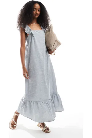 Pieces® Vestido largo azul a rayas escalonado de tirantes con volantes de