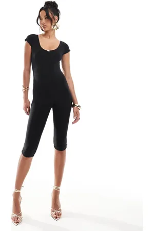 Kaiia Mono capri ajustado con cuello ancho, mangas de casquillo y detalle de rosa de