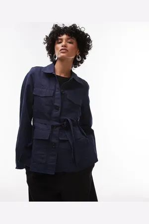 ARKET Chaqueta estilo camisa con lavado azul añil enjuagado, bolsillos de parche y detalle de costuras en contraste en la parte delantera de mezcla de lino de