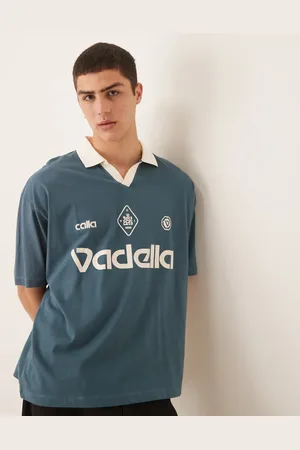 ASOS Polo gris carbón extragrande con estampado deportivo de