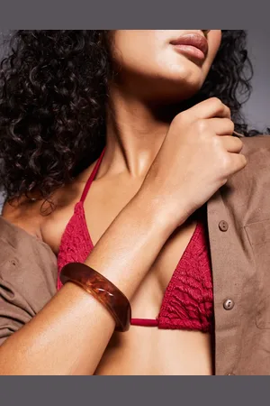Kaiia Pulsera marrón sin cierres asimétrica y gruesa de resina de