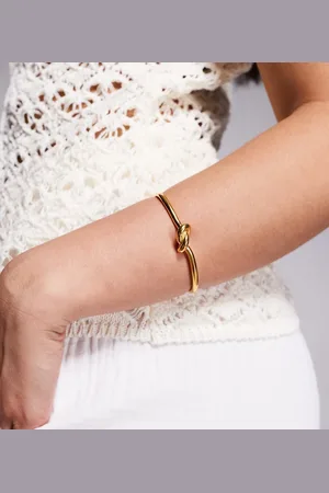 Neck On The Line Pulsera rígida abierta con detalles anudados de acero inoxidable chapada en oro de