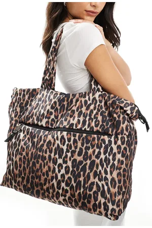 Accessorize Bolso tote pequeño con estampado de leopardo, asa superior y correa bandolera de nailon de