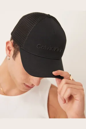 Calvin Klein Gorra de camionero negro con detalle en relieve de